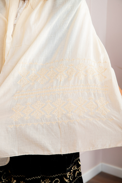 Marama traditionala crem cu broderie geometrica aurie Ramona 04 [2]
