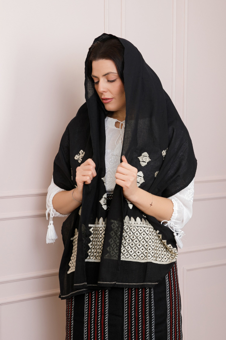 Marama traditionala neagra cu broderie geometrica aurie Melania [2]
