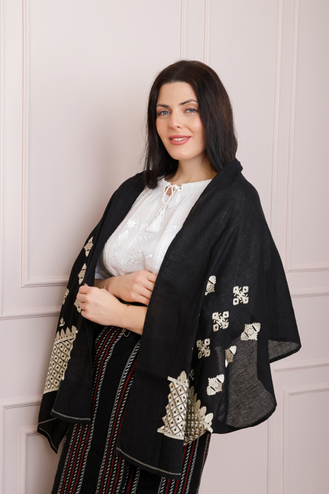 Marama traditionala neagra cu broderie geometrica aurie Melania [3]