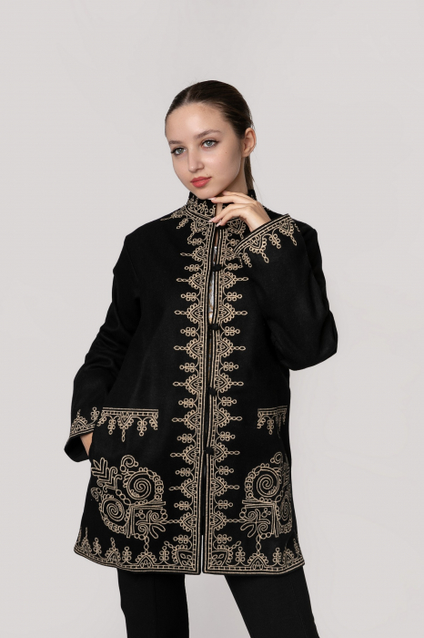 Palton traditional negru cu broderie florala crem Carmen [4]