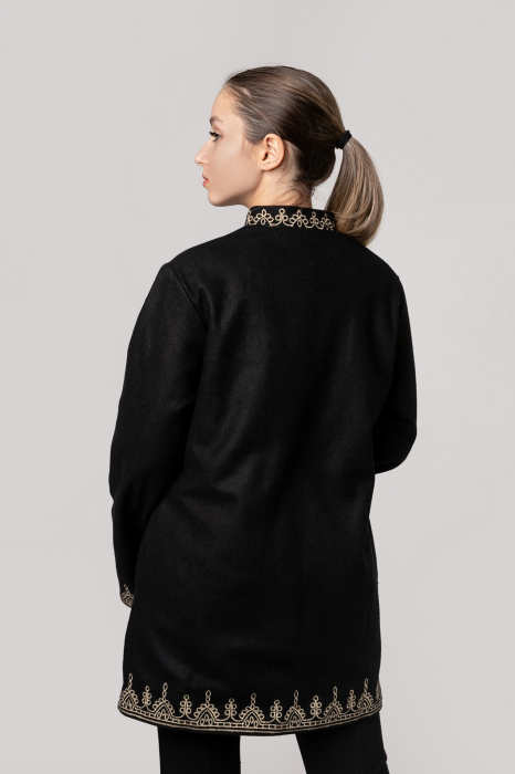 Palton traditional negru cu broderie florala crem Carmen [3]