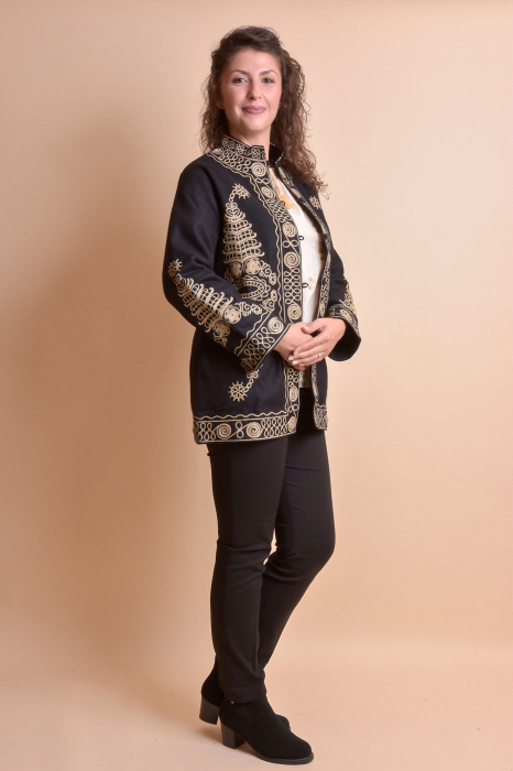 Palton traditional negru cu broderie florala crem Doina [6]