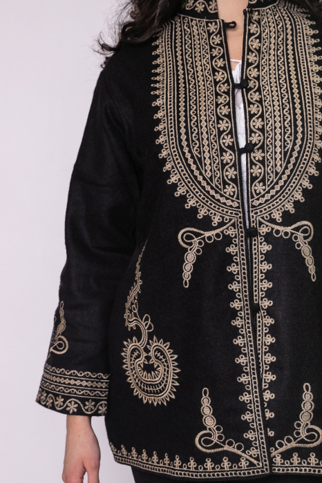 Palton traditional negru cu broderie florala crem Emilia [3]