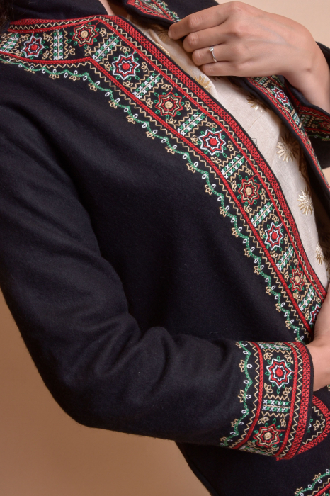 Palton traditional negru cu broderie florala multicolora Livia [5]