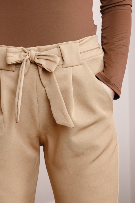 Pantaloni bej cu fundita in talie [2]