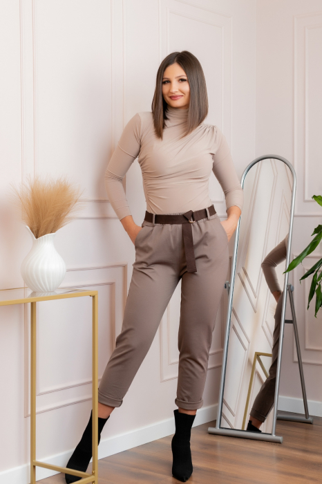 Pantaloni bej lejeri cu talie elastica si curea ajustabila