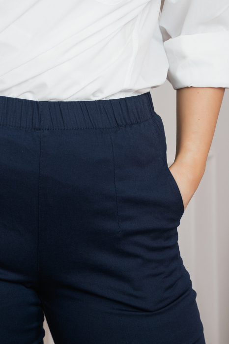 Pantaloni casual bleumarin cu talie elastica si buzunare functionale [3]