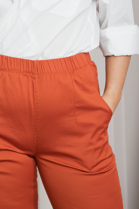 Pantaloni casual caramizii cu talie elastica si buzunare functionale [3]