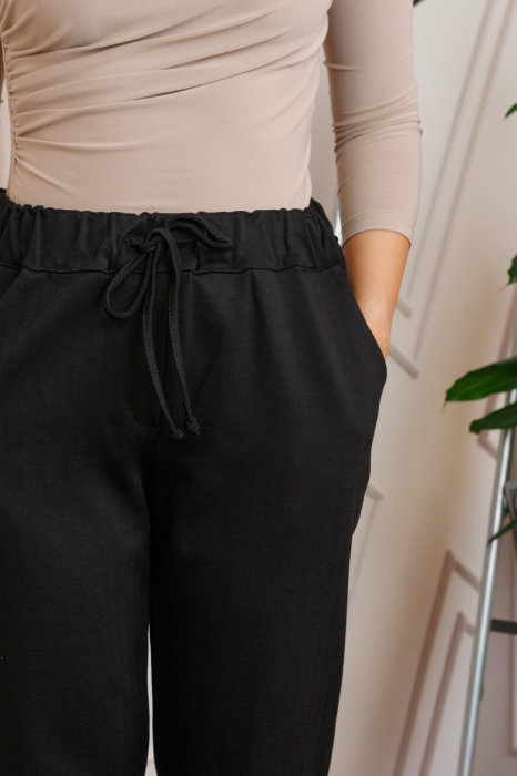 Pantaloni casual Kayla cu buzunare laterale si snur reglabil - Negru [2]