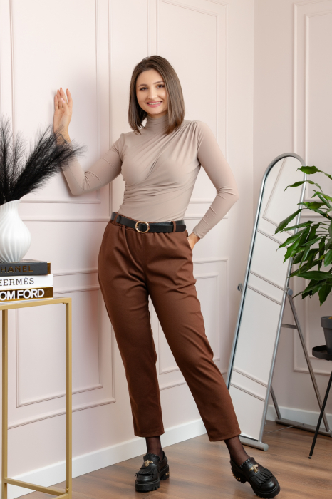 Pantaloni grosi Nancy cu curea reglabila si buzunare functionale - Maro [3]