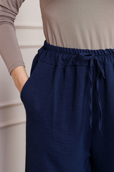 Pantaloni largi bleumarin cu snur in talie [2]