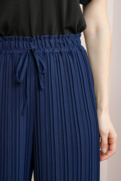 Pantaloni plisati bleumarin cu elastic in talie [2]
