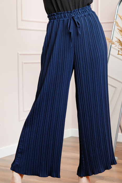Pantaloni plisati bleumarin cu elastic in talie [3]