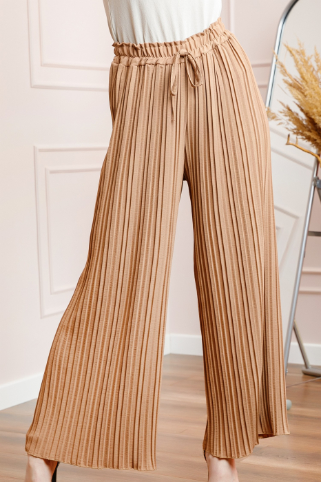 Pantaloni plisati crem cu elastic in talie [3]