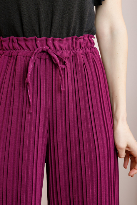 Pantaloni plisati magenta cu elastic in talie [2]