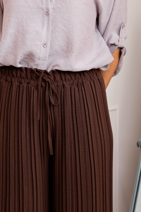 Pantaloni plisati maro cu elastic in talie [2]