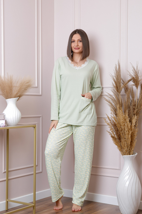 Pijama dama Mandy plus size cu bluza verde pastel si pantaloni cu imprimeu