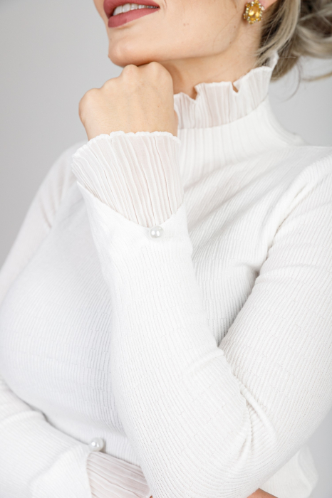 Pulover alb cu guler si maneci creponate [2]