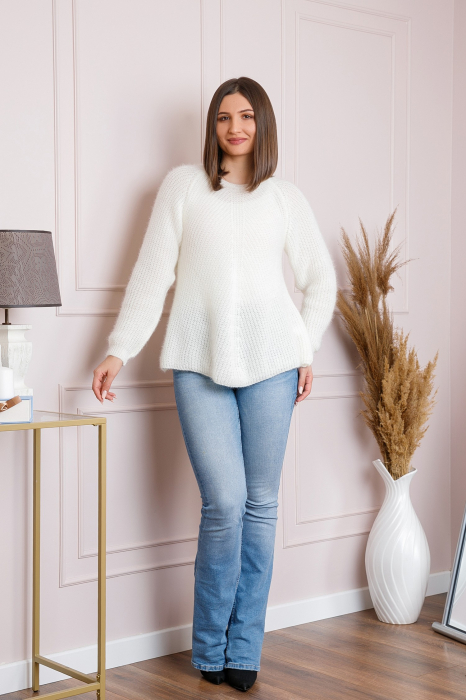 Pulover Bella pufos alb cu maneci raglan [3]