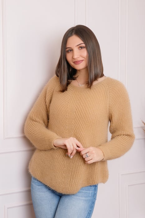 Pulover Bella pufos crem cu maneci raglan [3]