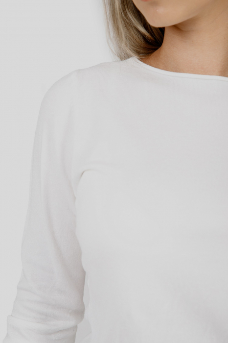 Pulover clasic alb cu decolteu barcuta [2]