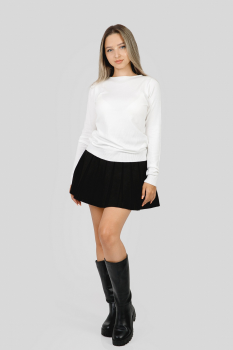 Pulover clasic alb cu decolteu barcuta [4]