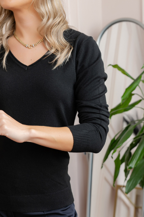 Pulover Gabriella din tricot subtire cu decolteu in V - Negru [2]