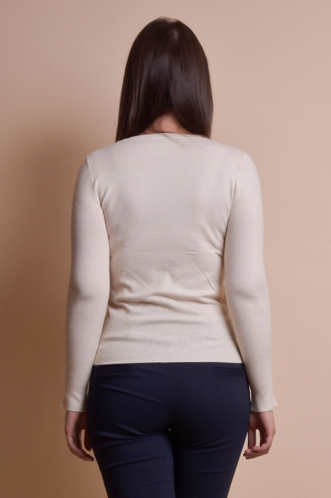 Pulover ivoire cu decolteu in V si nasturi decorativi [4]