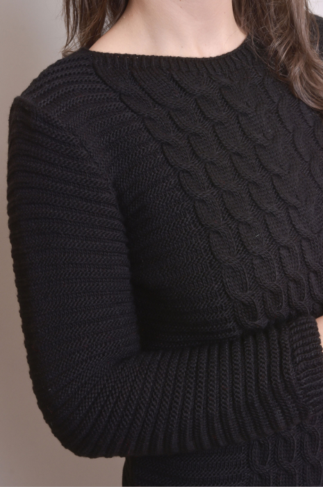 Pulover lung negru cu model impletit [2]