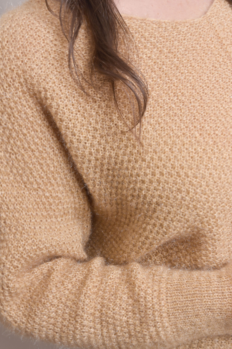 Pulover pufos bej cu maneci largi [2]