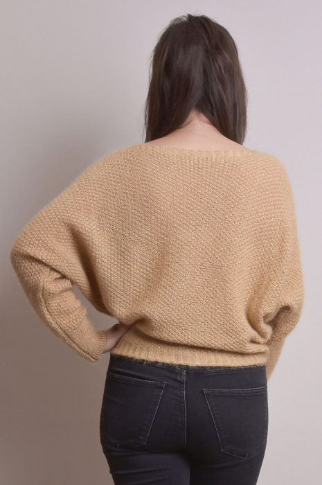 Pulover pufos bej cu maneci largi [4]