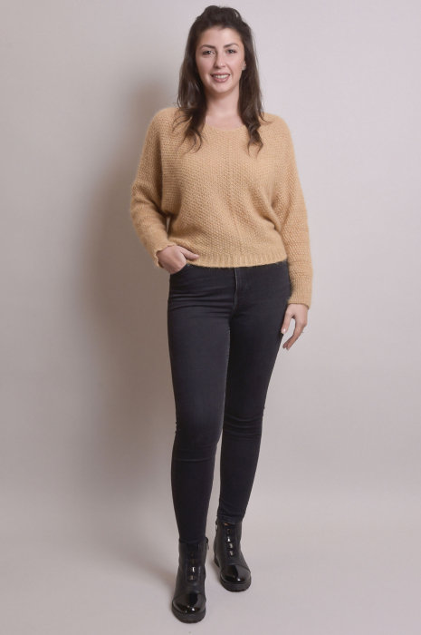 Pulover pufos bej cu maneci largi [5]