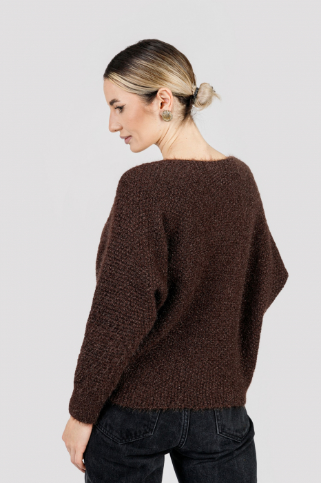 Pulover pufos maro cu maneci largi [3]