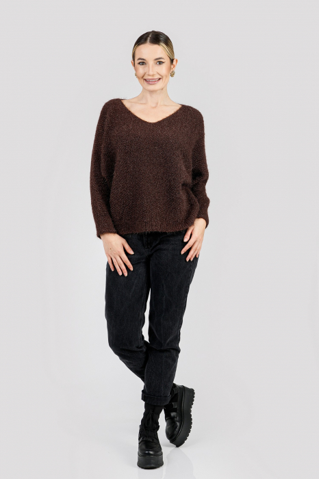 Pulover pufos maro cu maneci largi [4]