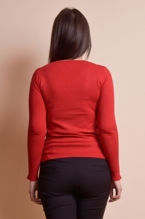 Pulover rosu cu decolteu in V si nasturi decorativi [5]