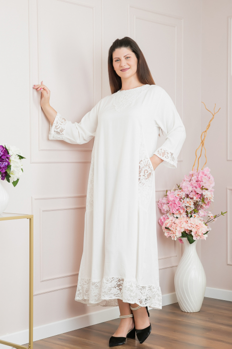 Rochie alba boho chic cu aplicatii florale din dantela