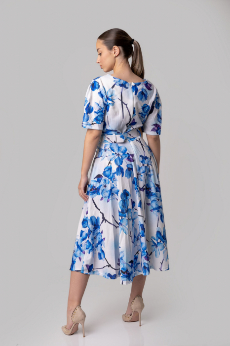 Rochie alba cu imprimeuri florale albastre si centura in talie [4]