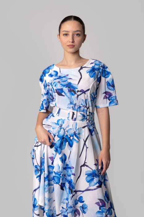 Rochie alba cu imprimeuri florale albastre si centura in talie [3]