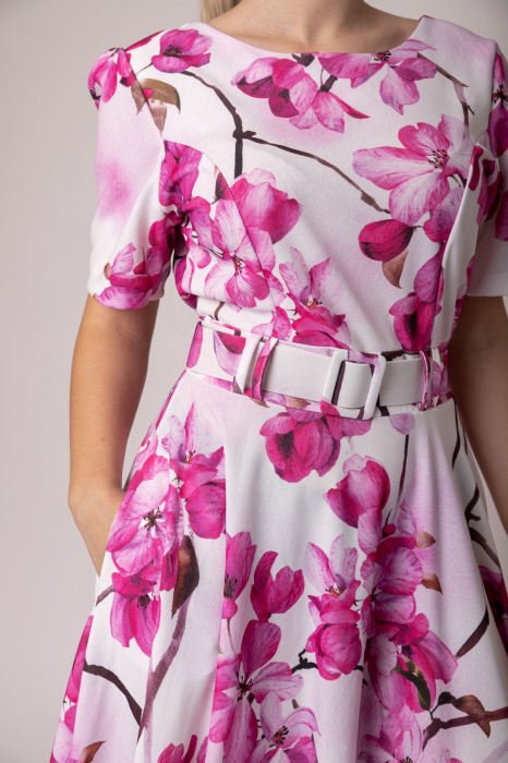 Rochie alba cu imprimeuri florale ciclam si centura in talie [2]