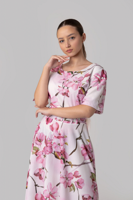 Rochie alba cu imprimeuri florale roz si centura in talie [3]