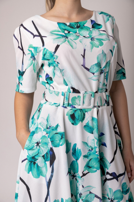 Rochie alba cu imprimeuri florale turcoaz si centura in talie [2]