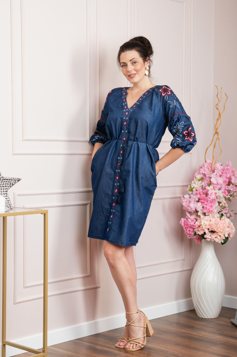 Rochie denim albastra cu motiv floral rosu Nicoleta