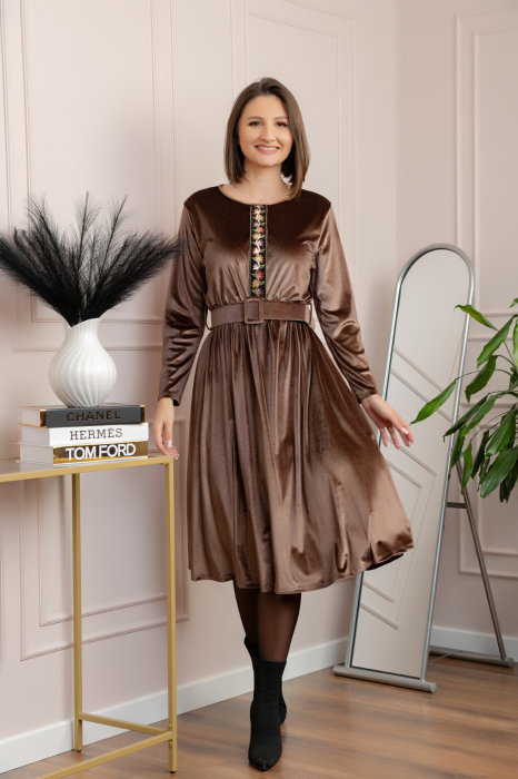 Rochie din catifea Layla cu centura in talie si detaliu boho-floral - Maro [4]