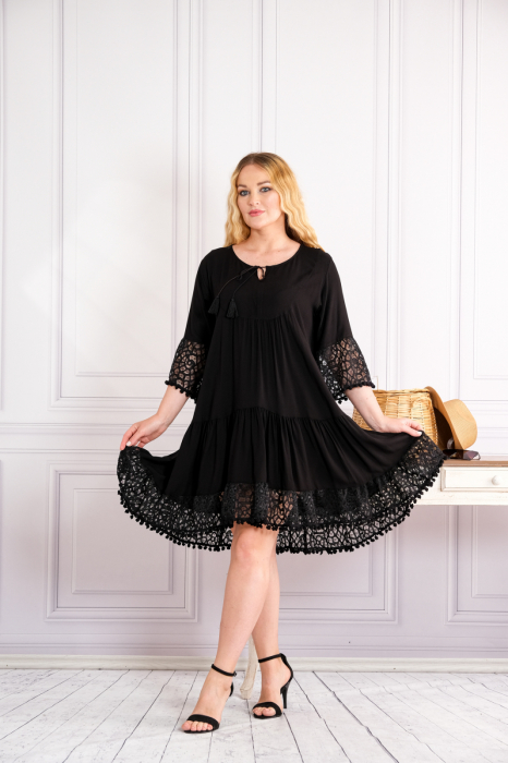 Rochie neagra midi boho chic cu aplicatie din dantela si volane [4]
