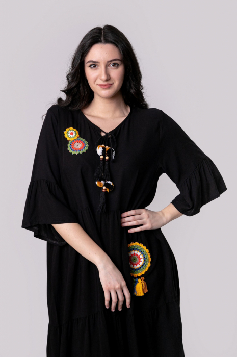 Rochie neagra boho chic cu volane si maneci largi [3]