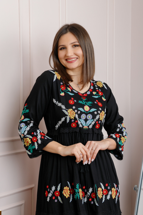Rochie neagra cu motiv floral multicolor Violeta 01 [2]