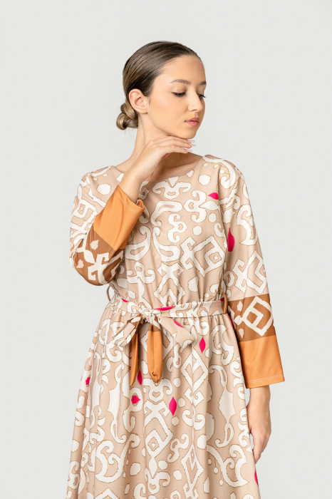 Rochie office crem cu imprimeuri geometrice nude si cordon in talie [3]