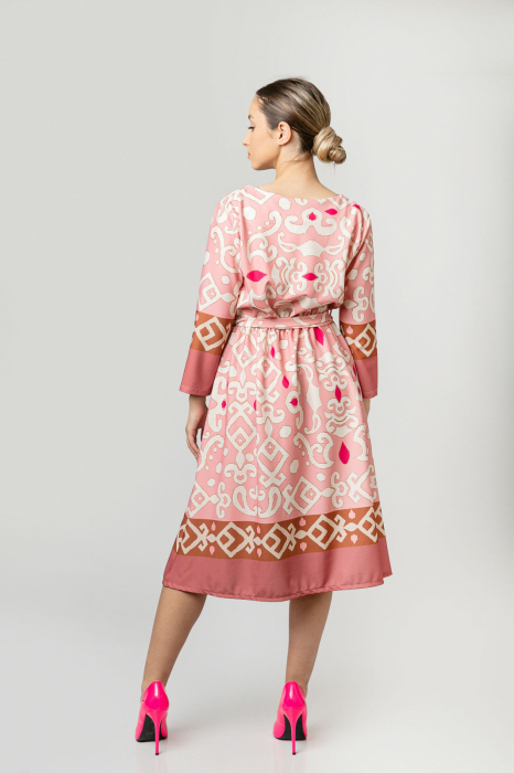 Rochie office roz somon cu imprimeuri geometrice crem si cordon in talie [4]