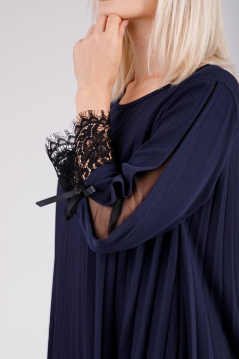 Rochie plisata bleumarin cu insertie de dantela [3]