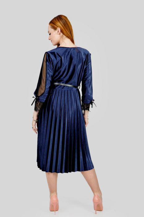 Rochie plisata bleumarin din catifea cu dantela si curea in talie [3]